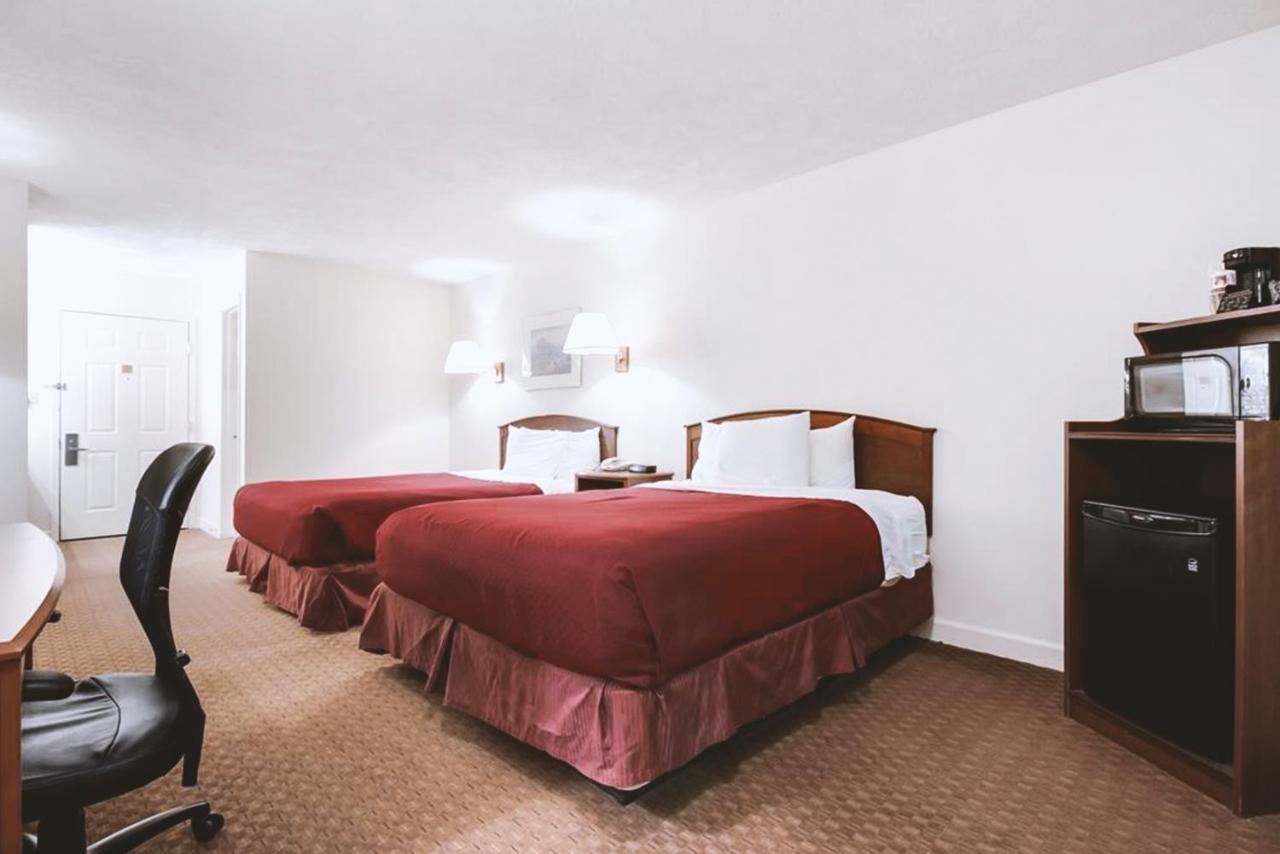 Sky-Palace Inn & Suites Mccook Exterior photo