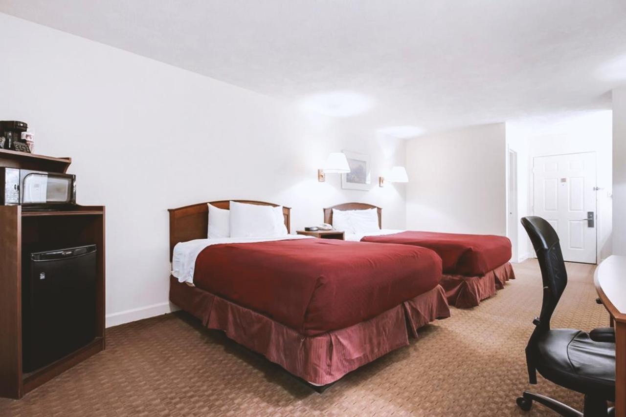 Sky-Palace Inn & Suites Mccook Exterior photo
